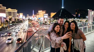 Selfie πάνω από τη Strip του Las Vegas τη νύχτα