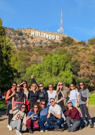 Η παρέα μπροστά στο Hollywood Sign