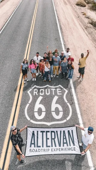 Η παρέα με το πανό Altervan πάνω στο σήμα του Route 66, από ψηλά