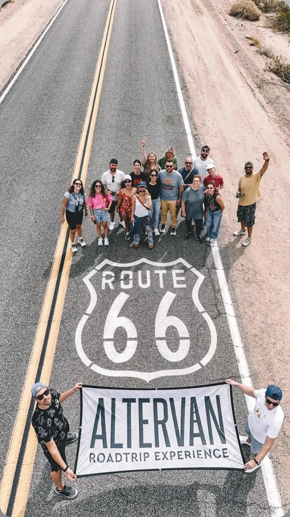 Η παρέα με το πανό Altervan πάνω στο σήμα του Route 66, από ψηλά
