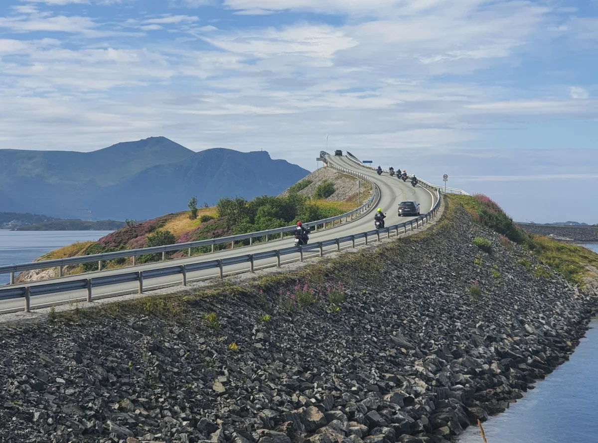 Ο Atlantic Road στη Νορβηγία με οχήματα πάνω στη γέφυρα κατά τη διάρκεια roadtrip