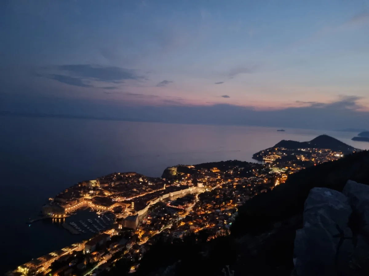 Νυχτερινή θέα στο Dubrovnik από ήσυχο viewpoint κατά τη διάρκεια roadtrip στα Βαλκάνια