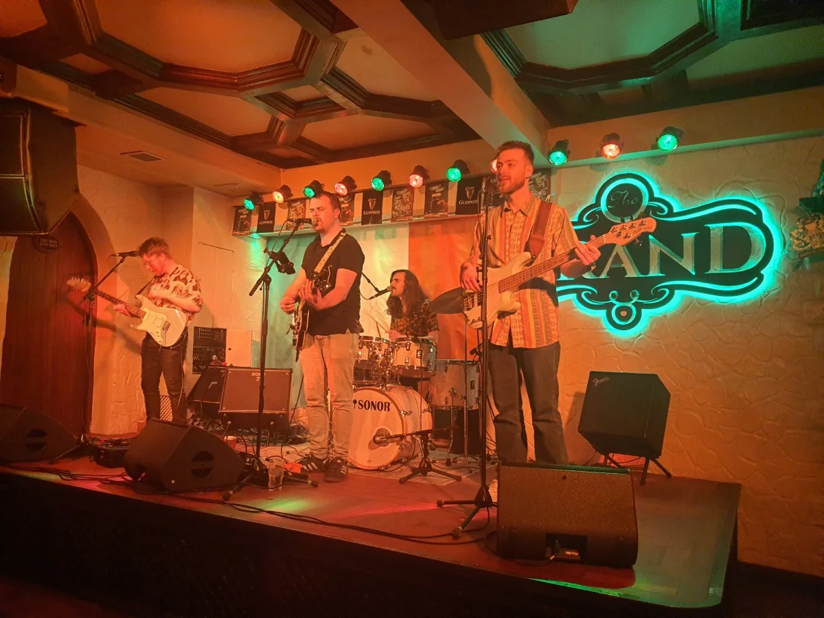Η μπάντα Last Call παίζει live μουσική σε pub στο Killarney της Ιρλανδίας.