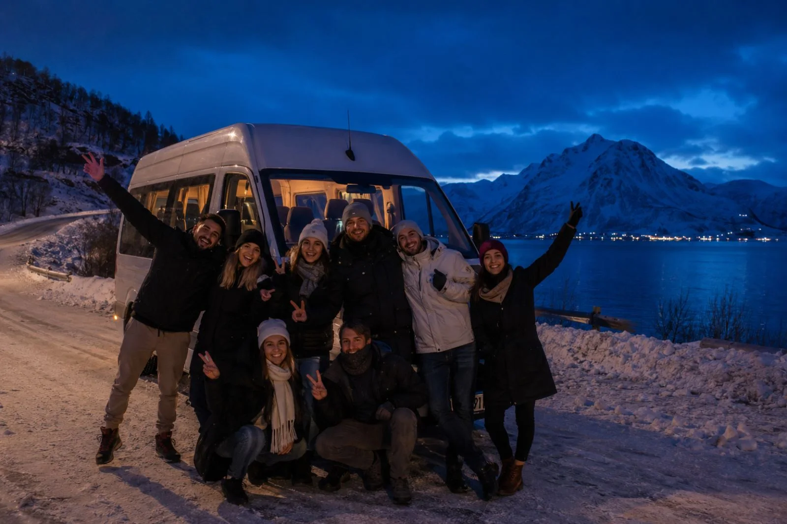 Παρέα ταξιδιωτών μπροστά από van σε χειμερινό roadtrip στην Ευρώπη