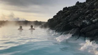 Ζεστό νερό και ατμοί στο Blue Lagoon