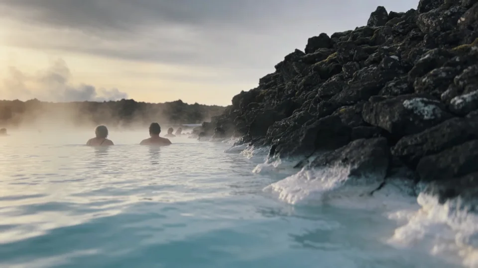 Ζεστό νερό και ατμοί στο Blue Lagoon