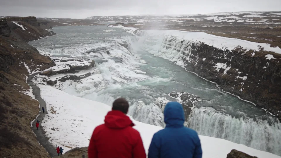 Ο Gullfoss στο Golden Circle, με χιόνι στο φαράγγι