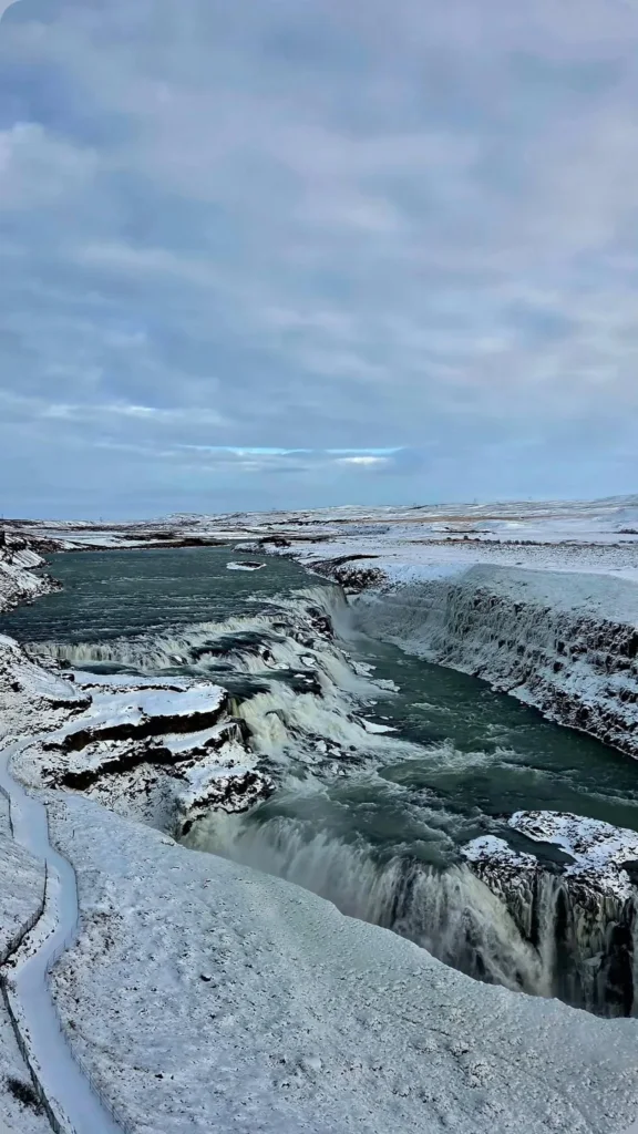 Ο Gullfoss με χιόνι στις όχθες