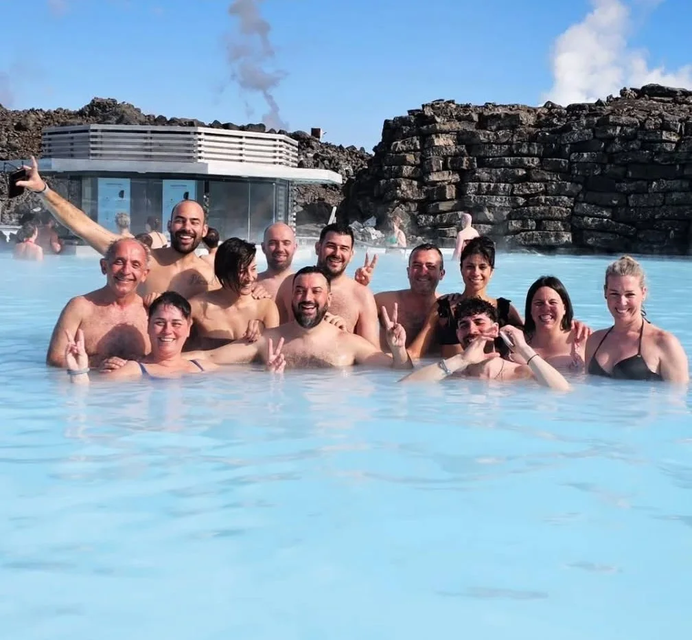 Η παρέα στο ζεστό νερό του Blue Lagoon