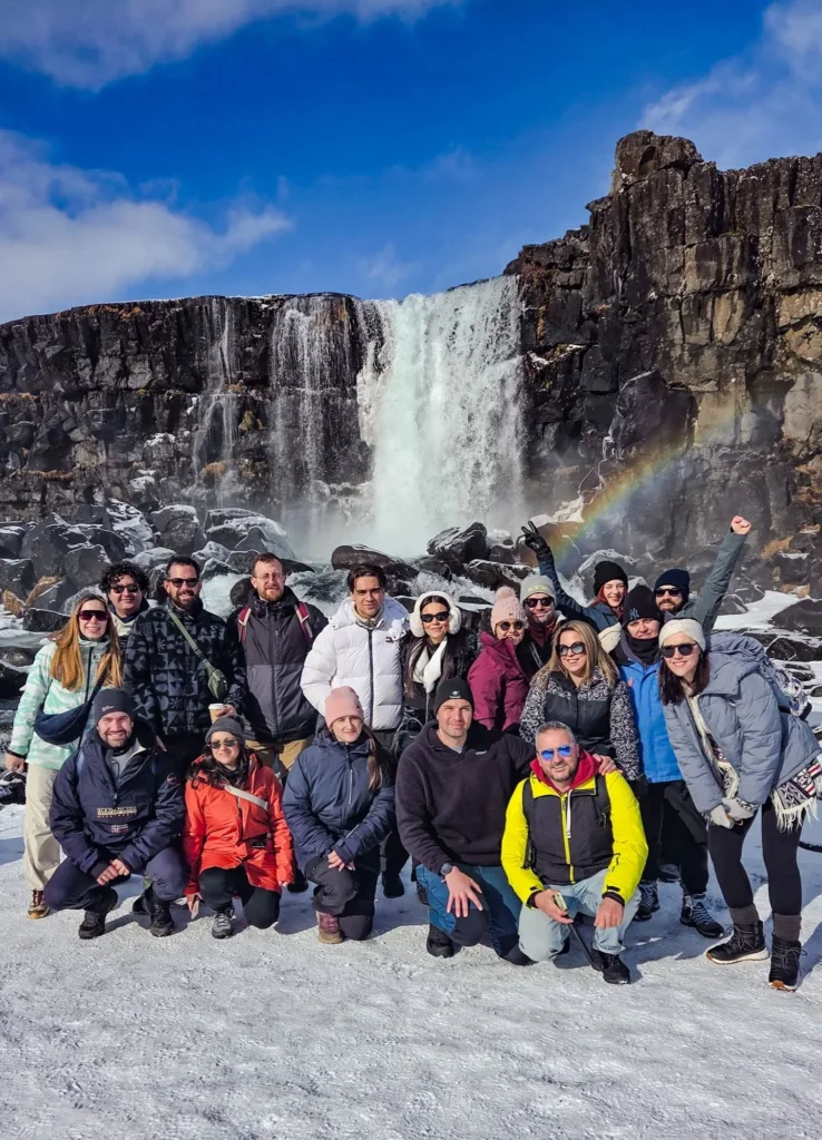 Η παρέα μπροστά στον Oxararfoss στο Thingvellir