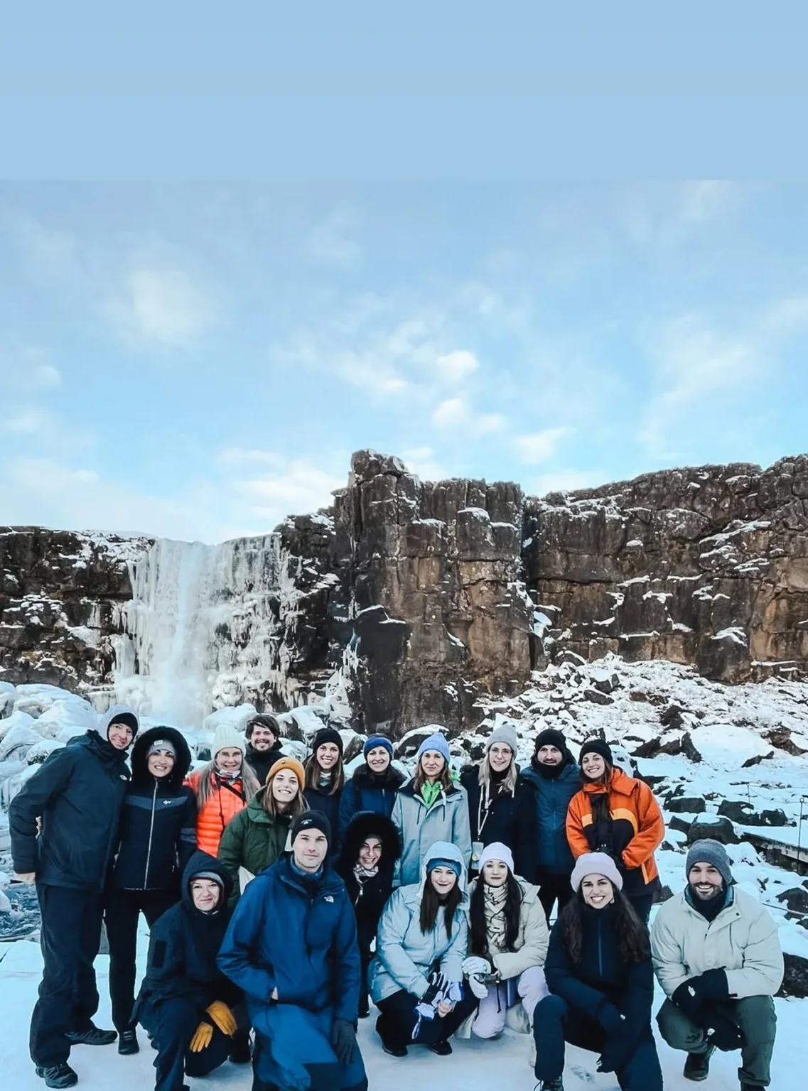 Η παρέα στο Oxararfoss, με χιόνι παντού