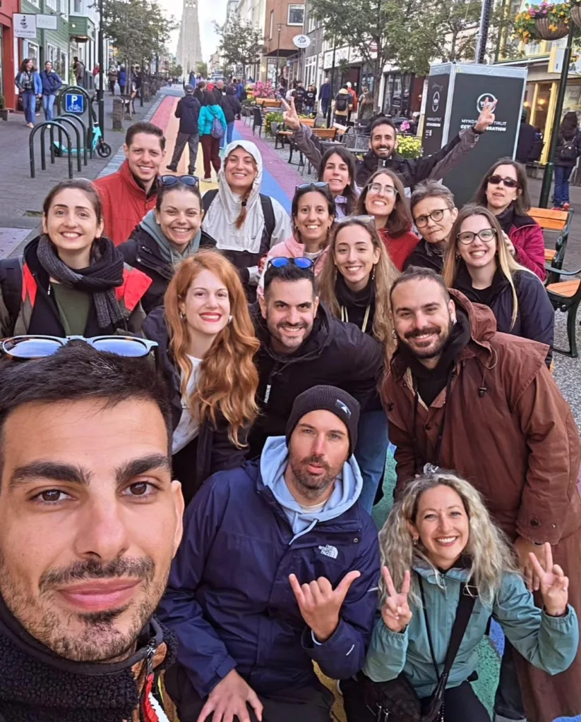 Selfie της παρέας στον πολύχρωμο δρόμο του Ρέικιαβικ