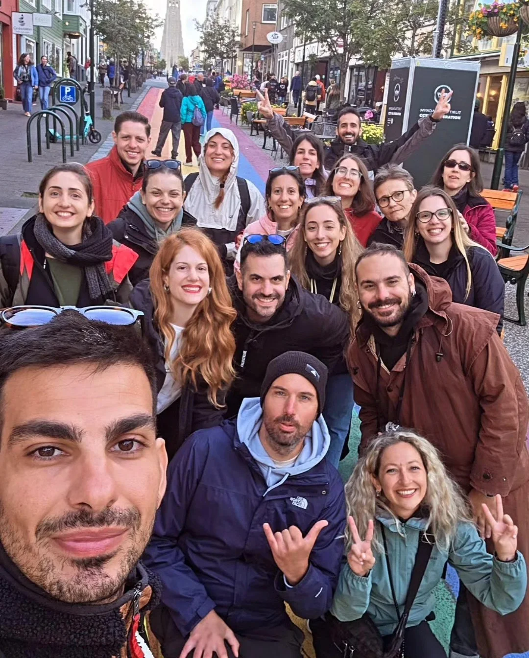 Selfie της παρέας στον πολύχρωμο δρόμο του Ρέικιαβικ