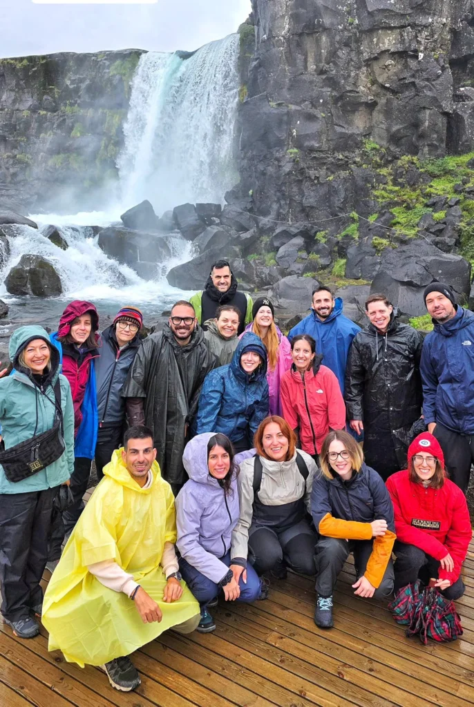 Με αδιάβροχα στο Thingvellir, στην Ισλανδία
