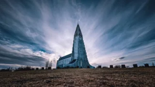 Η Hallgrimskirkja στο Ρέικιαβικ, κάτω από βαρύ ουρανό