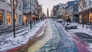 Ο χιονισμένος Skolavordustigur με την Hallgrimskirkja στο βάθος, Ρέικιαβικ