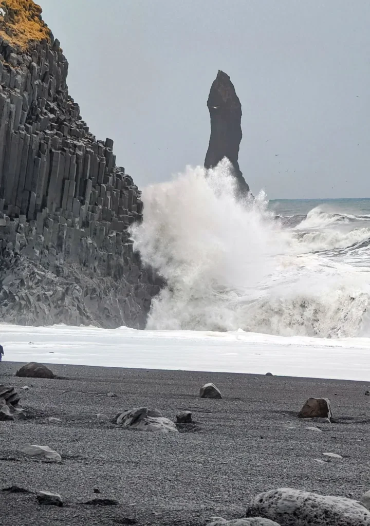 Κύματα στους βράχους της Reynisfjara